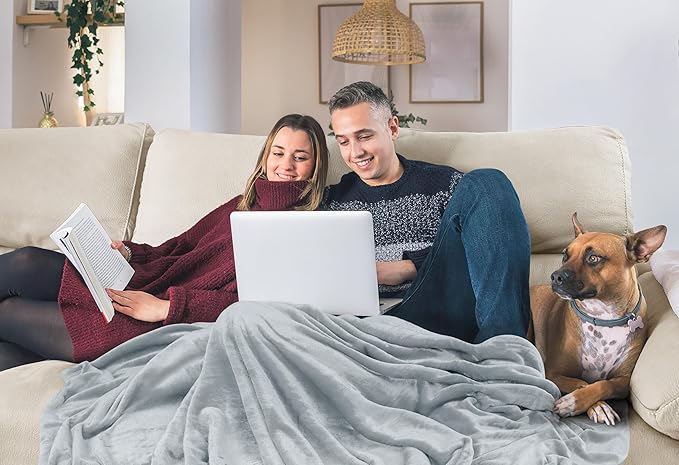Utopia Bedding Fleece Blanket King Size Light Grey (90x102 Inches) Ultra Soft Warm Lightweight Microfiber Breathable Anti-Static Cozy Winter Bed Blanket, All-Season Home Decor Gift for Men & Women