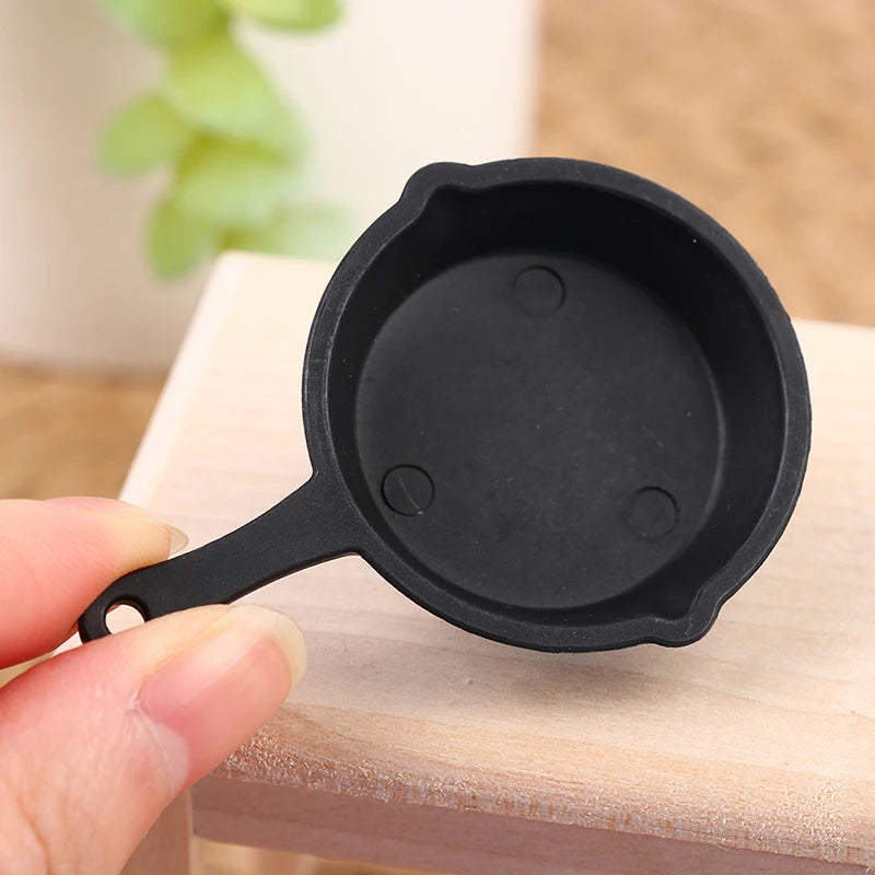 2Pcs Doll House Accessories 1:12 Dollhouse Miniature Kitchen Utensil Pan Small Frying Pan Model Accessories Toys