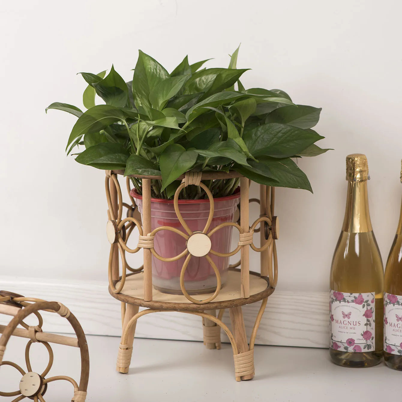 Hollow Flower Stand Hand-woven Imitation Rattan Plant Stand Desktop Creative Flower Pot Stand Balcony Planter with Wooden Legs