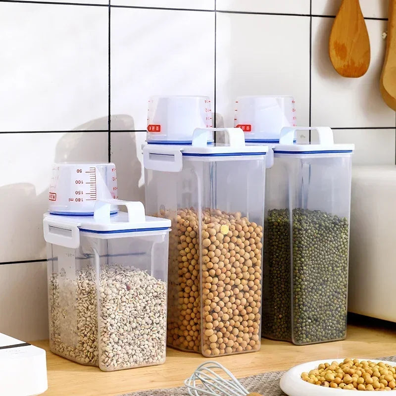 Kitchen Supplies Food Storage Bucket 1.5/2kg Portable Moistureproof Storage Tank with Scale Cup Food Bucket Plastic Container