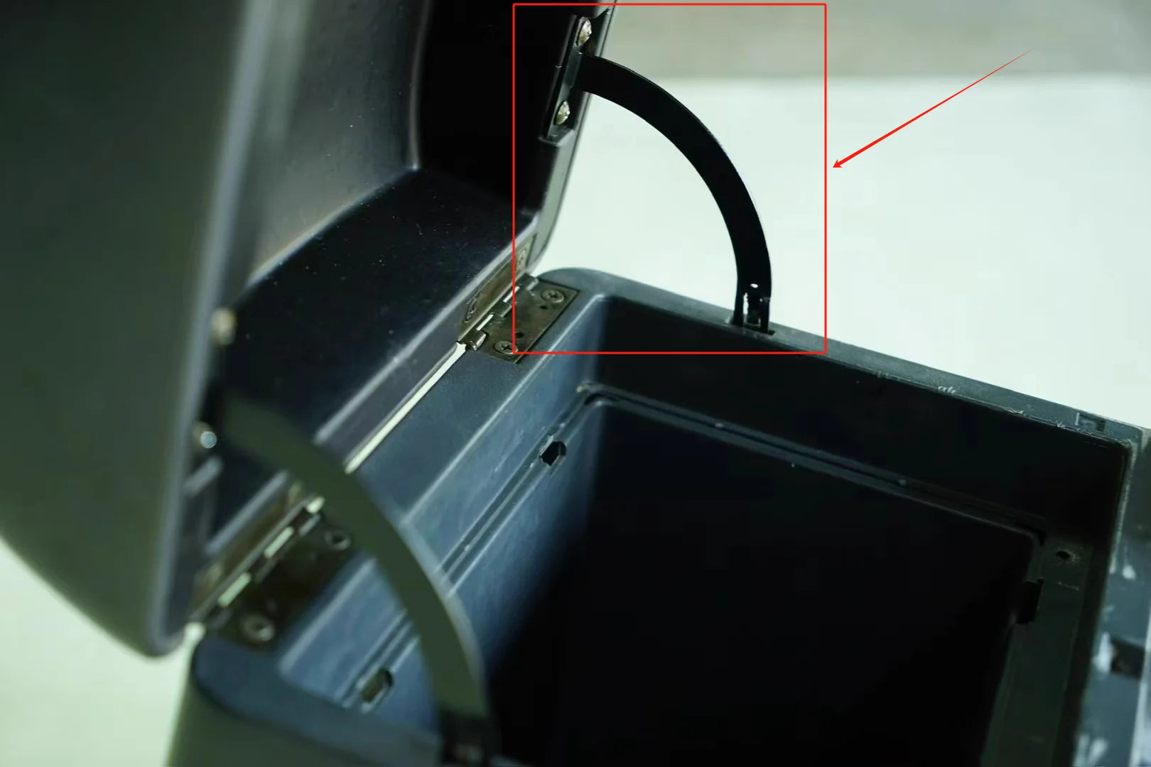 Armrest box damping bracket suitable for 1997-2004 Nissan Patrol Y60 armrest box buckle armrest table bracket 2 pieces