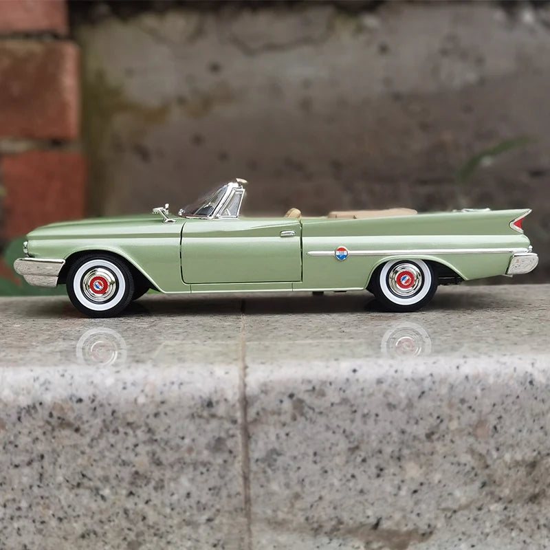 1:18 Chryslers 300FC 1960 Alloy Sports Car Model Diecast Metal Classic Retro Vehicles Car Model Simulation Collection Kids Gifts