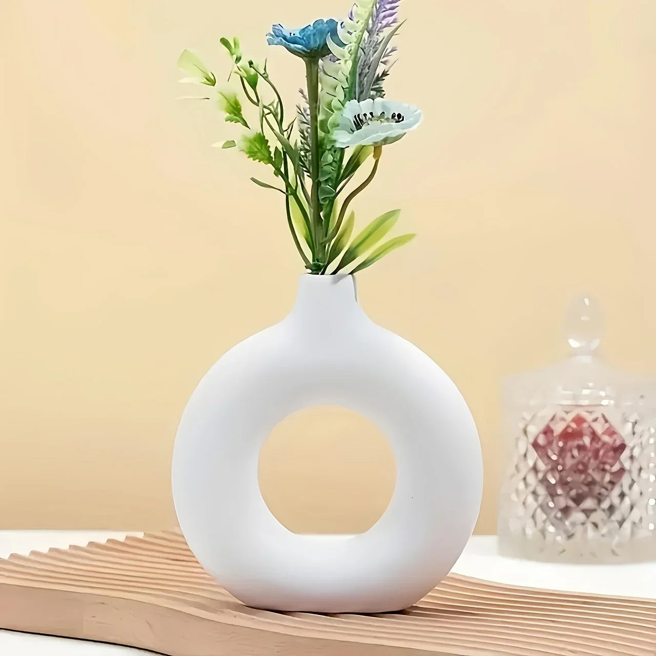 Bohemian Round Plastic Vase for Home and Living Room Decoration,Floral Arrangements and Table,Light Luxury Decoration White pot