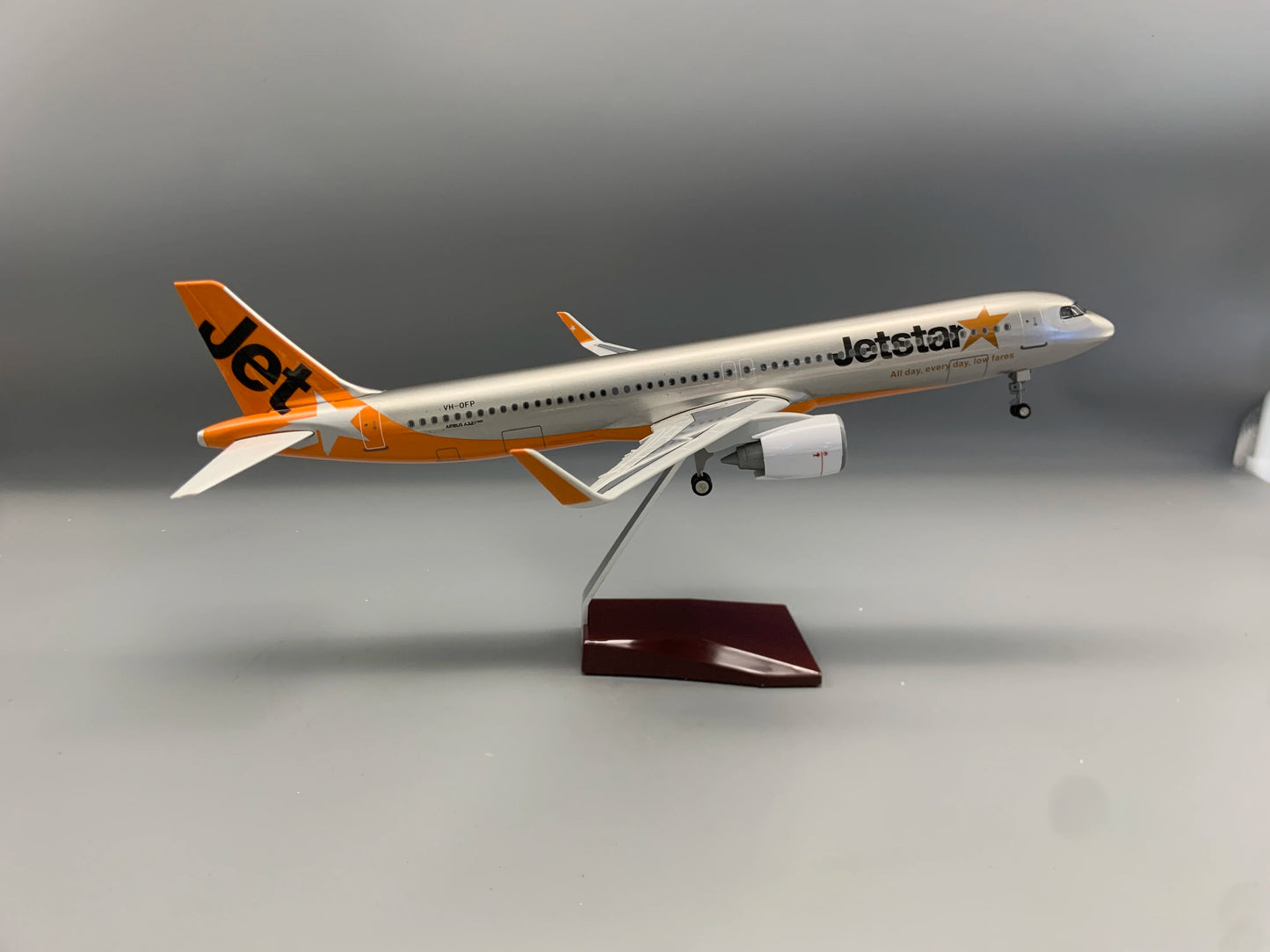 Jetstar Airways A321 1/100 Scale 47cm Collectible Plane 321 Jetstar Toy Airplane Model for Aviation Souvenir Plane Toy with Stan