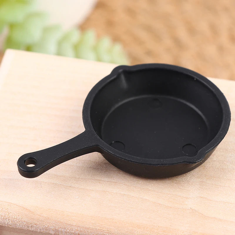 2Pcs Doll House Accessories 1:12 Dollhouse Miniature Kitchen Utensil Pan Small Frying Pan Model Accessories Toys