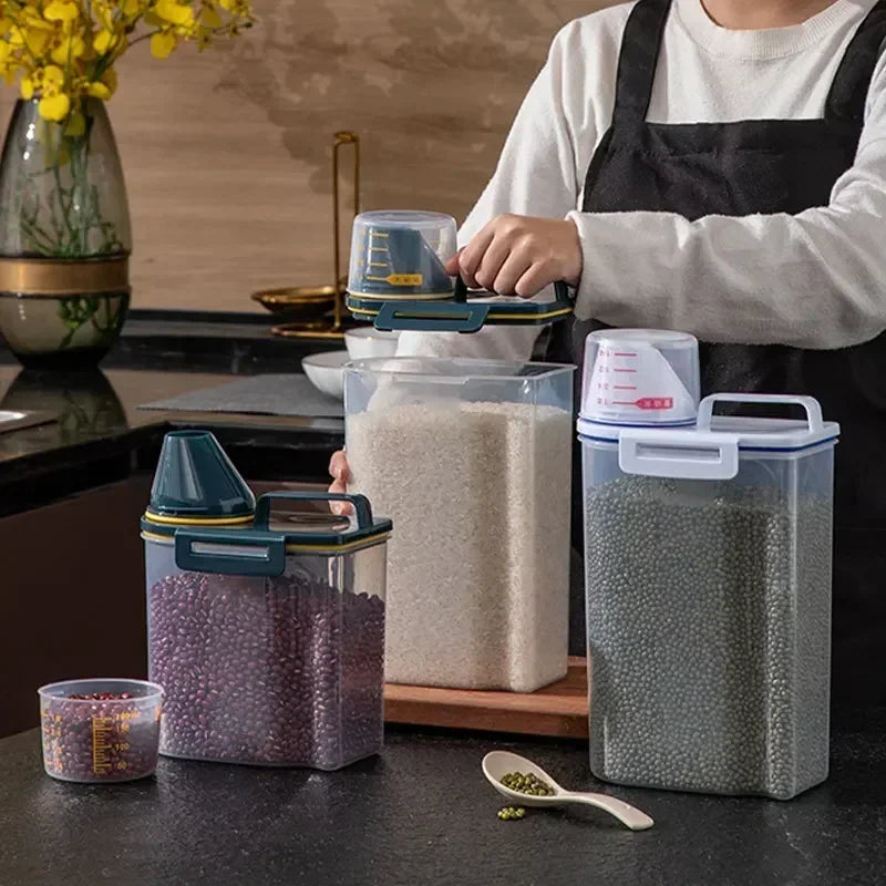 Kitchen Supplies Food Storage Bucket 1.5/2kg Portable Moistureproof Storage Tank with Scale Cup Food Bucket Plastic Container