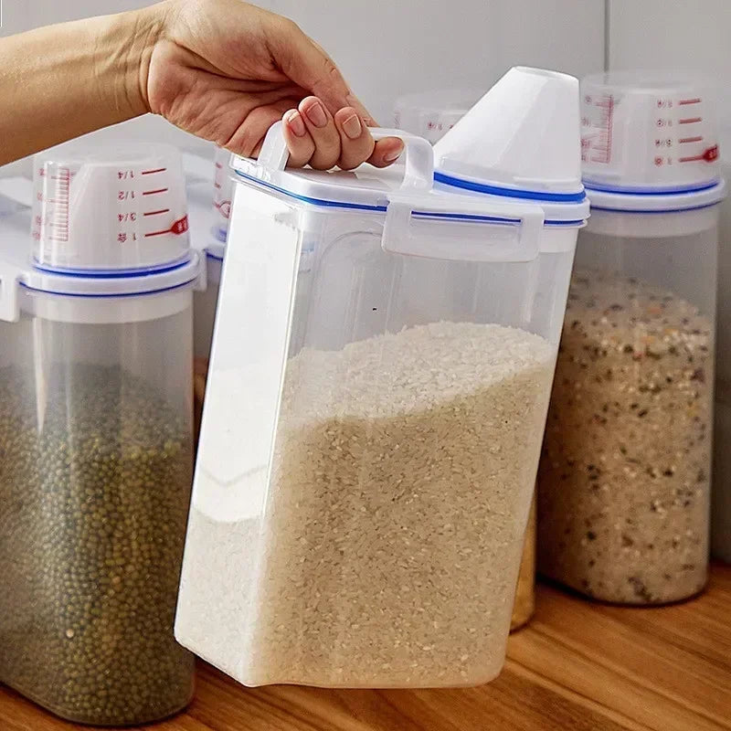 Kitchen Supplies Food Storage Bucket 1.5/2kg Portable Moistureproof Storage Tank with Scale Cup Food Bucket Plastic Container