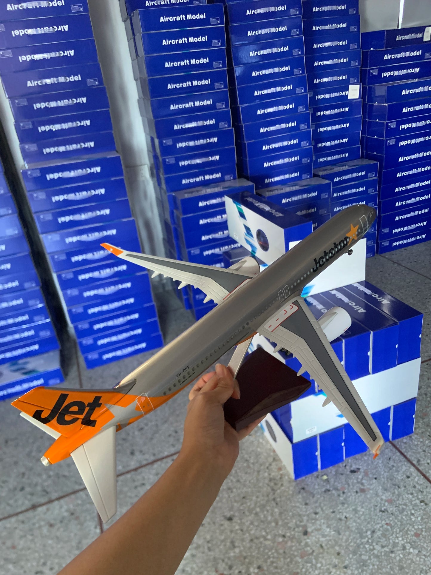 Jetstar Airways A321 1/100 Scale 47cm Collectible Plane 321 Jetstar Toy Airplane Model for Aviation Souvenir Plane Toy with Stan